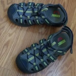 Khombu sandals size 3